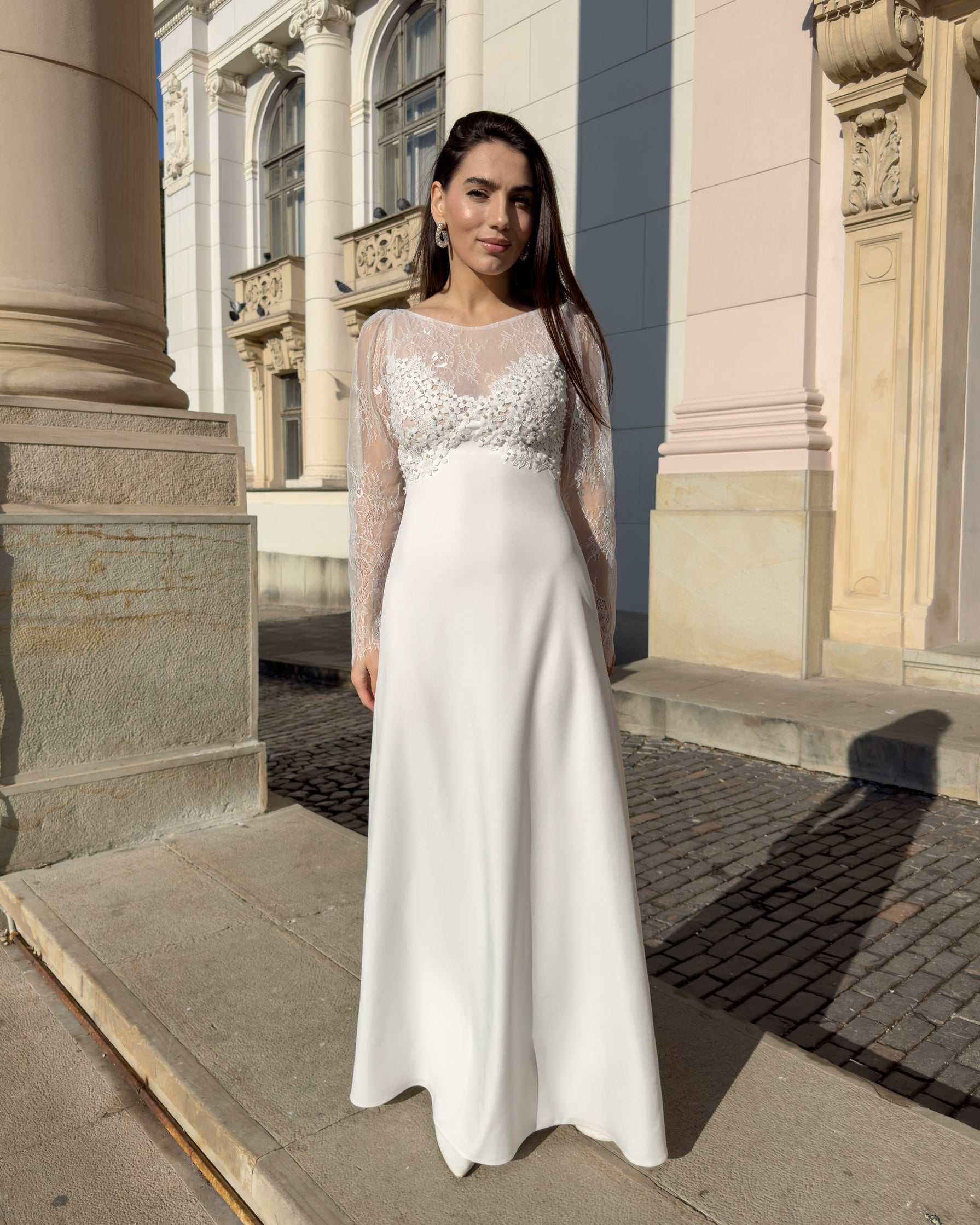 Elegant wedding dress with lace sleeves