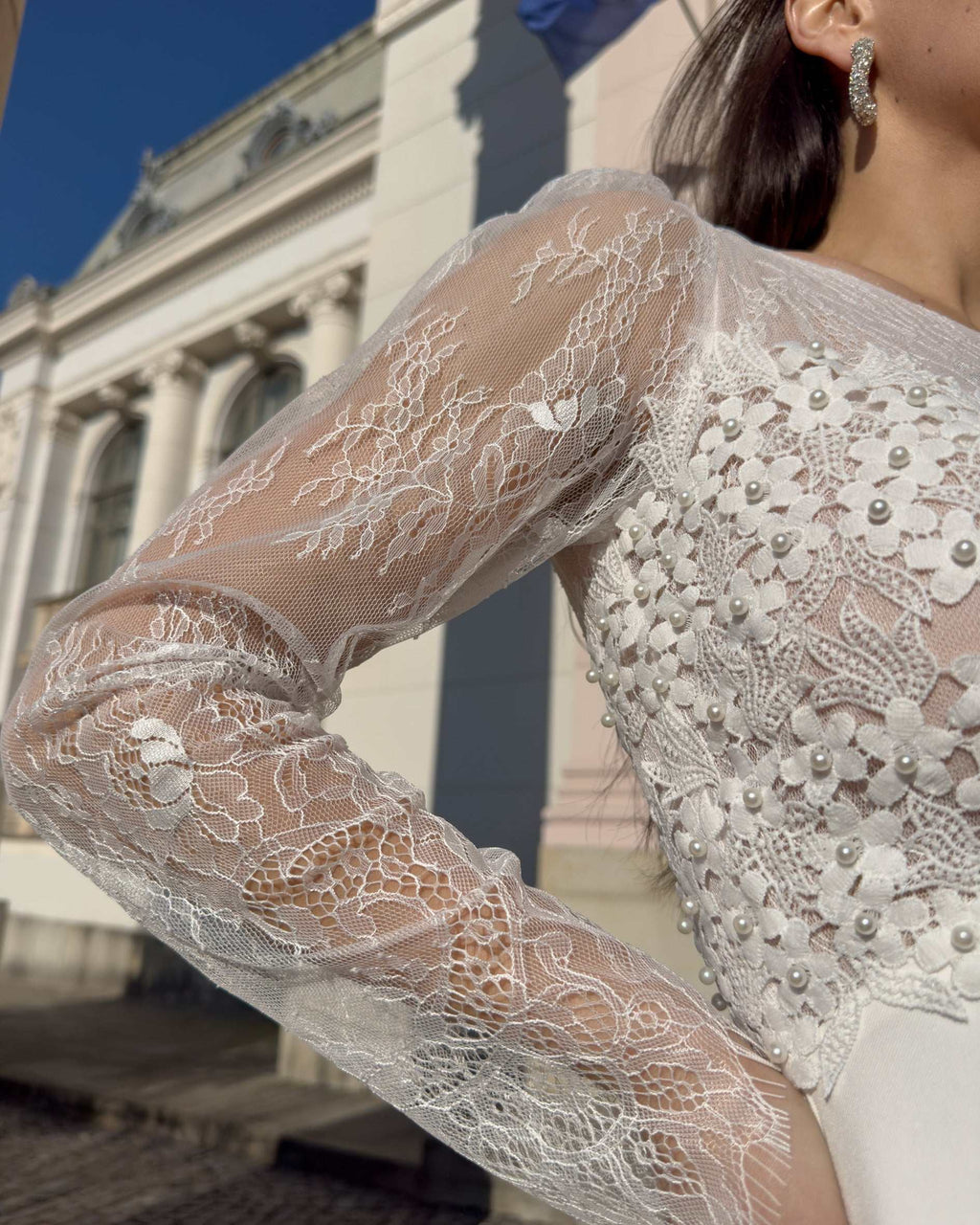Elegant wedding dress with lace sleeves
