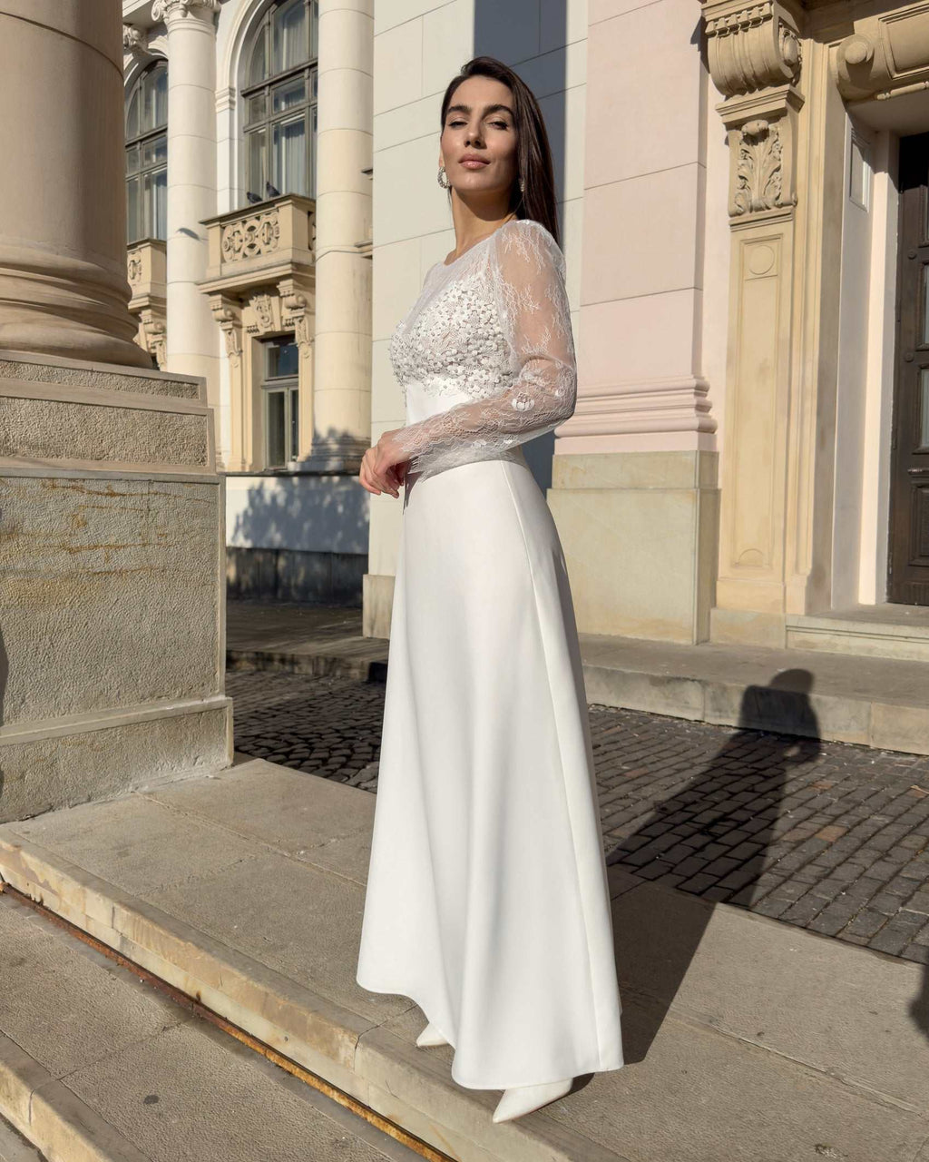 Elegant wedding dress with lace sleeves
