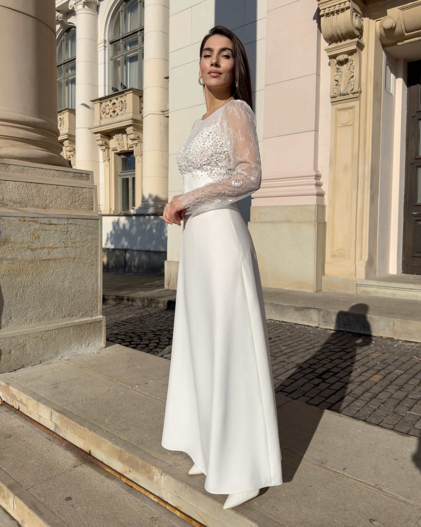 Elegant wedding dress with lace sleeves