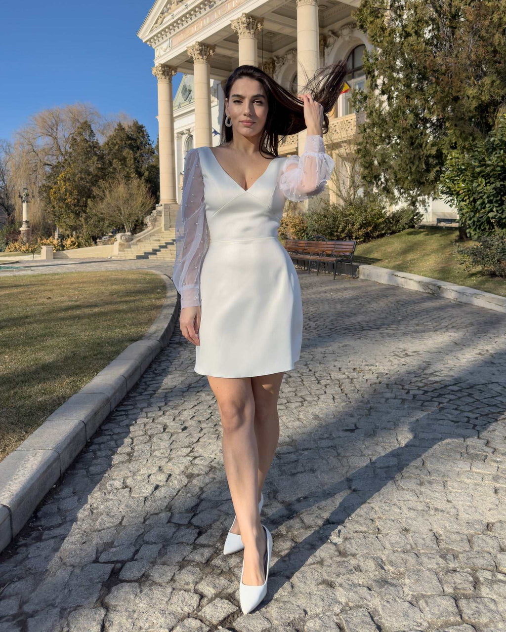 Short white dress made of elastic taffeta, with a V-neckline