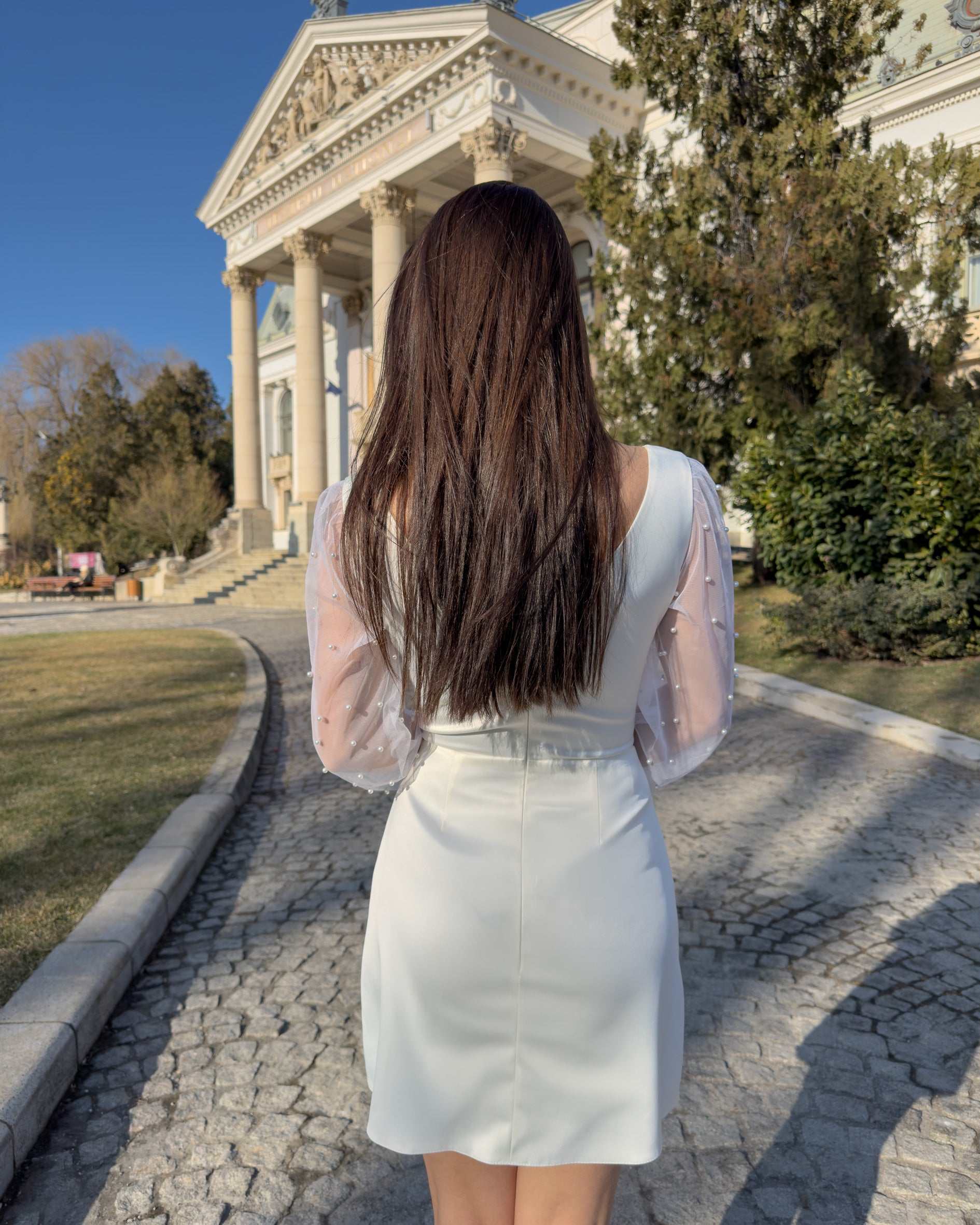 Short white dress made of elastic taffeta, with a V-neckline