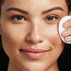 Aplicare demachiant bifazic Lariette Skincare pe ten