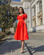 Rochie elegantă roșie din satin, croială A-line, pentru evenimente speciale
