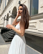 Rochie alba elegantă cu bretele și slit, centură în talie, fermoar la spate.