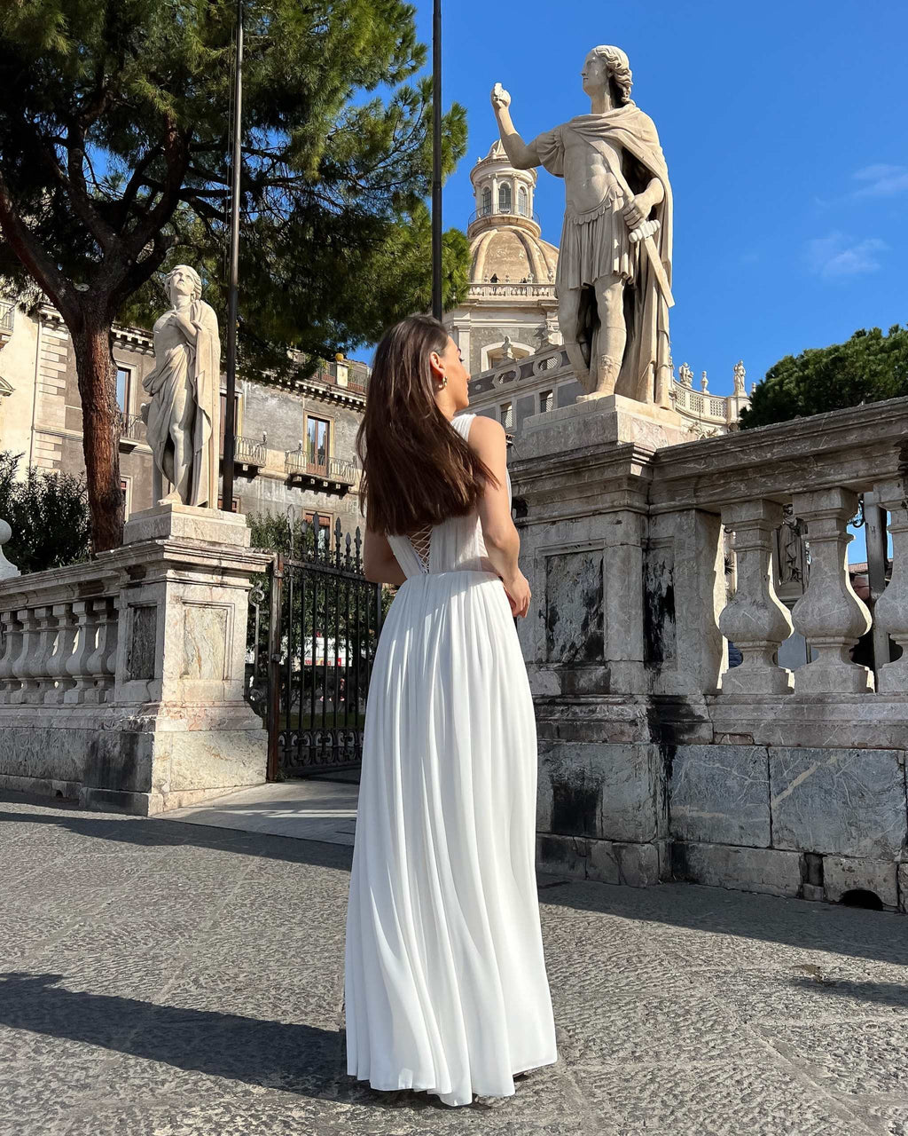 Rochie cununie cu corset reglabil și dantelă fină.