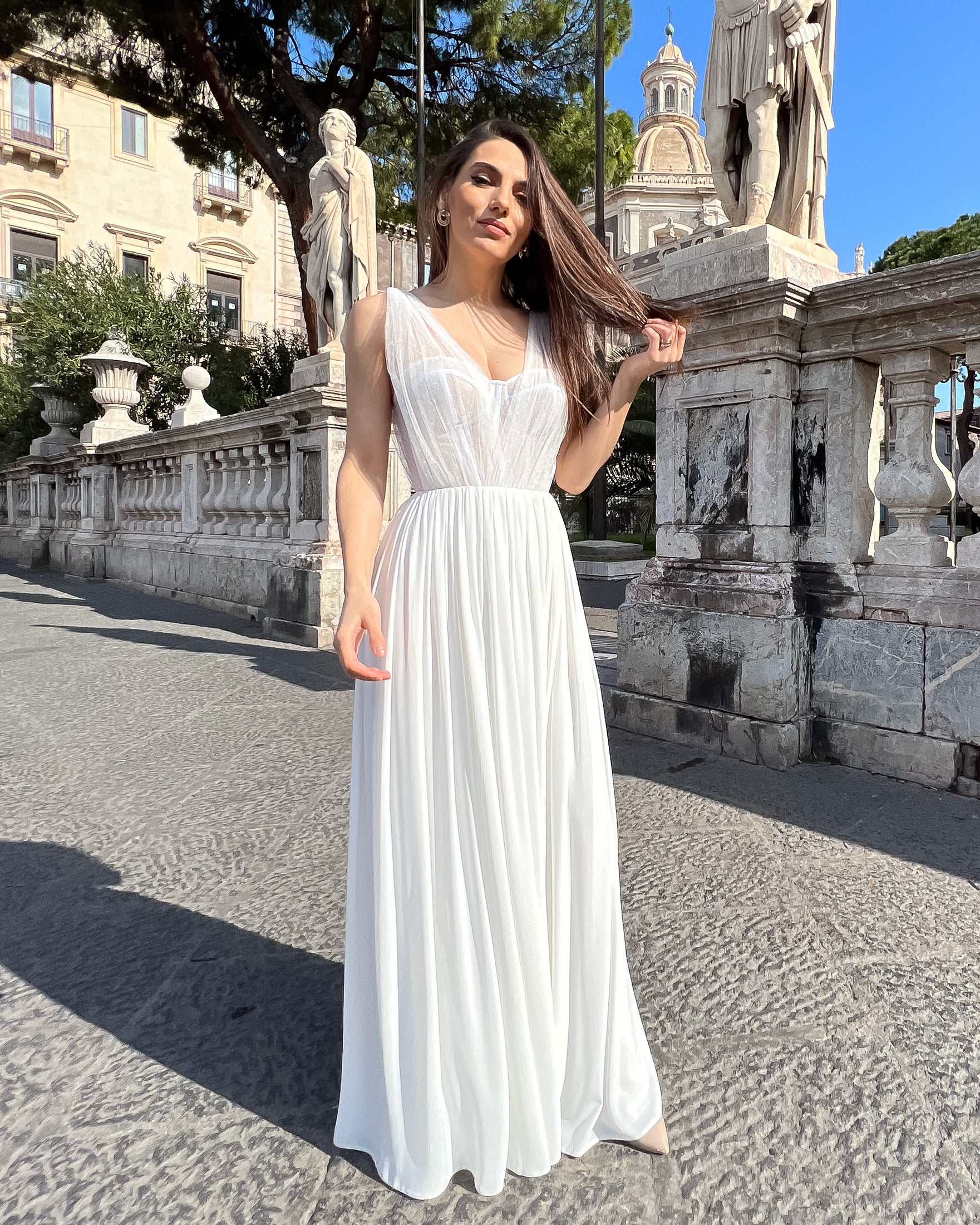 Rochie cununie lungă cu corset reglabil și dantelă fină, elegantă și sofisticată.
