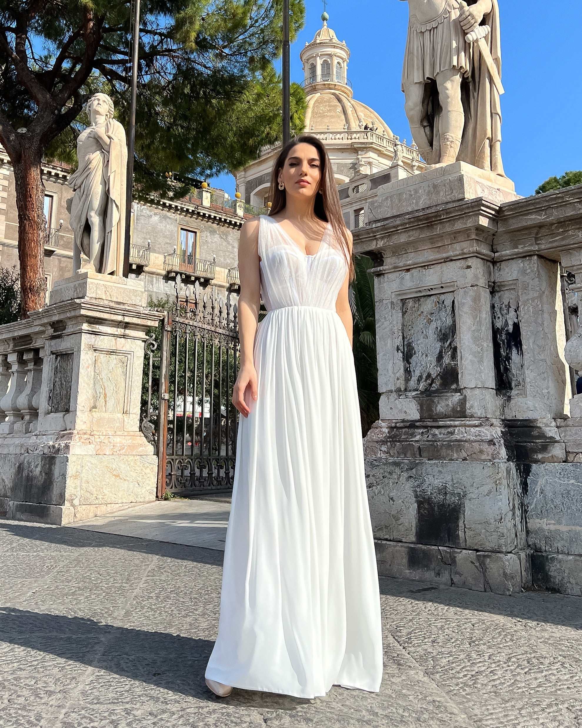 Rochie cununie cu corset și dantelă fină în fața unui monument istoric