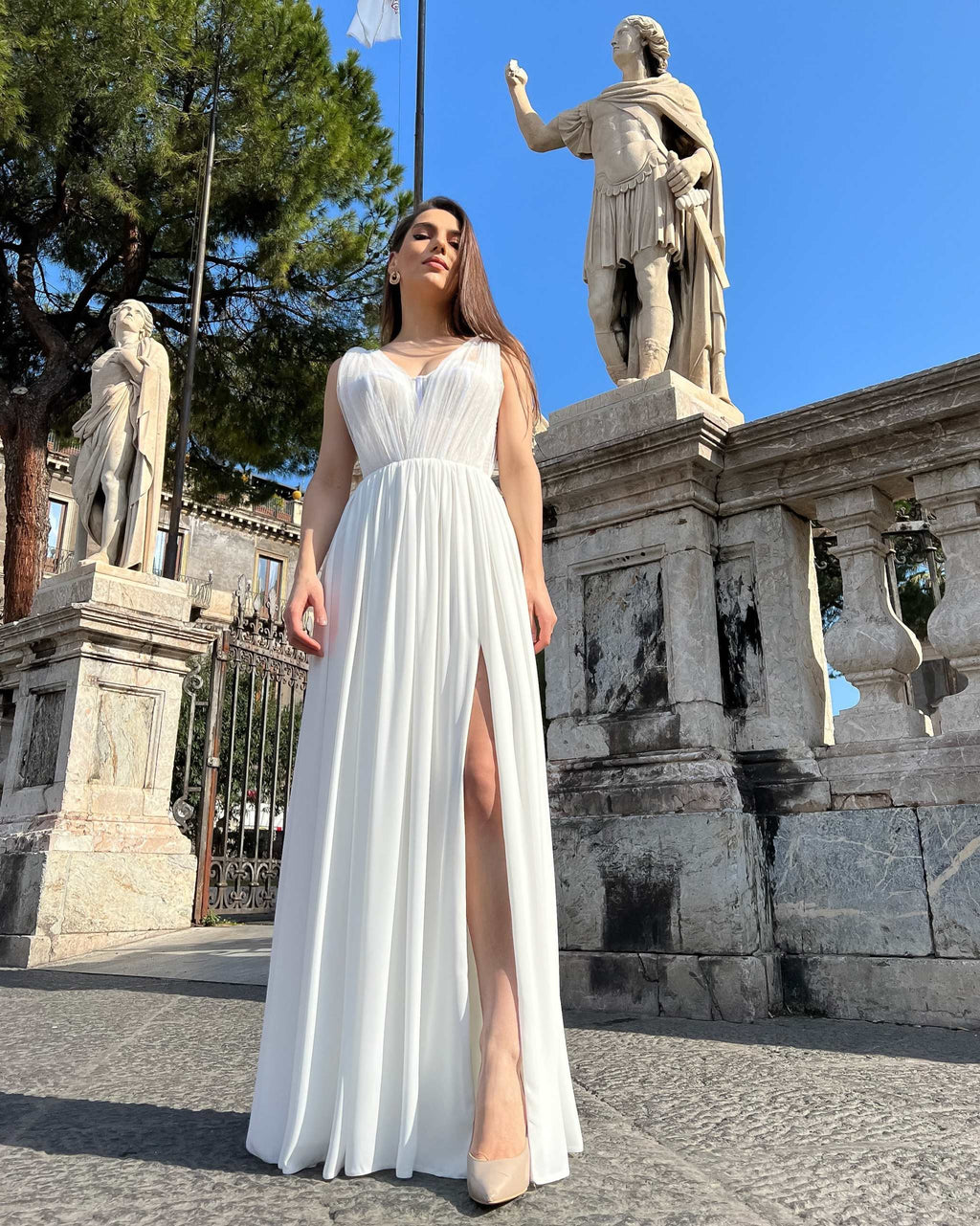 Rochie cununie cu slit și corset reglabil din dantelă fină.