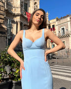 Rochie eleganta albastra cu decolteu și slit, perfectă pentru evenimente speciale.