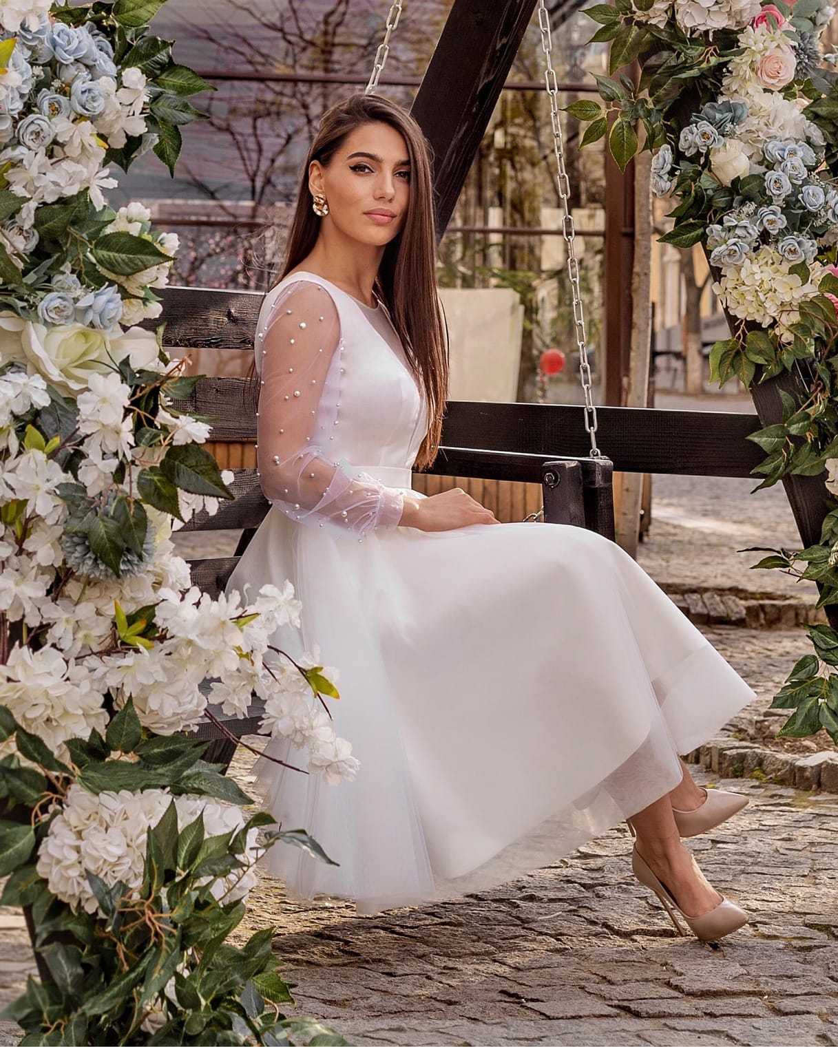 Rochie cununie civila, cu mâneci lungi din perle și cordon, decolteu V, partea de jos din tull.