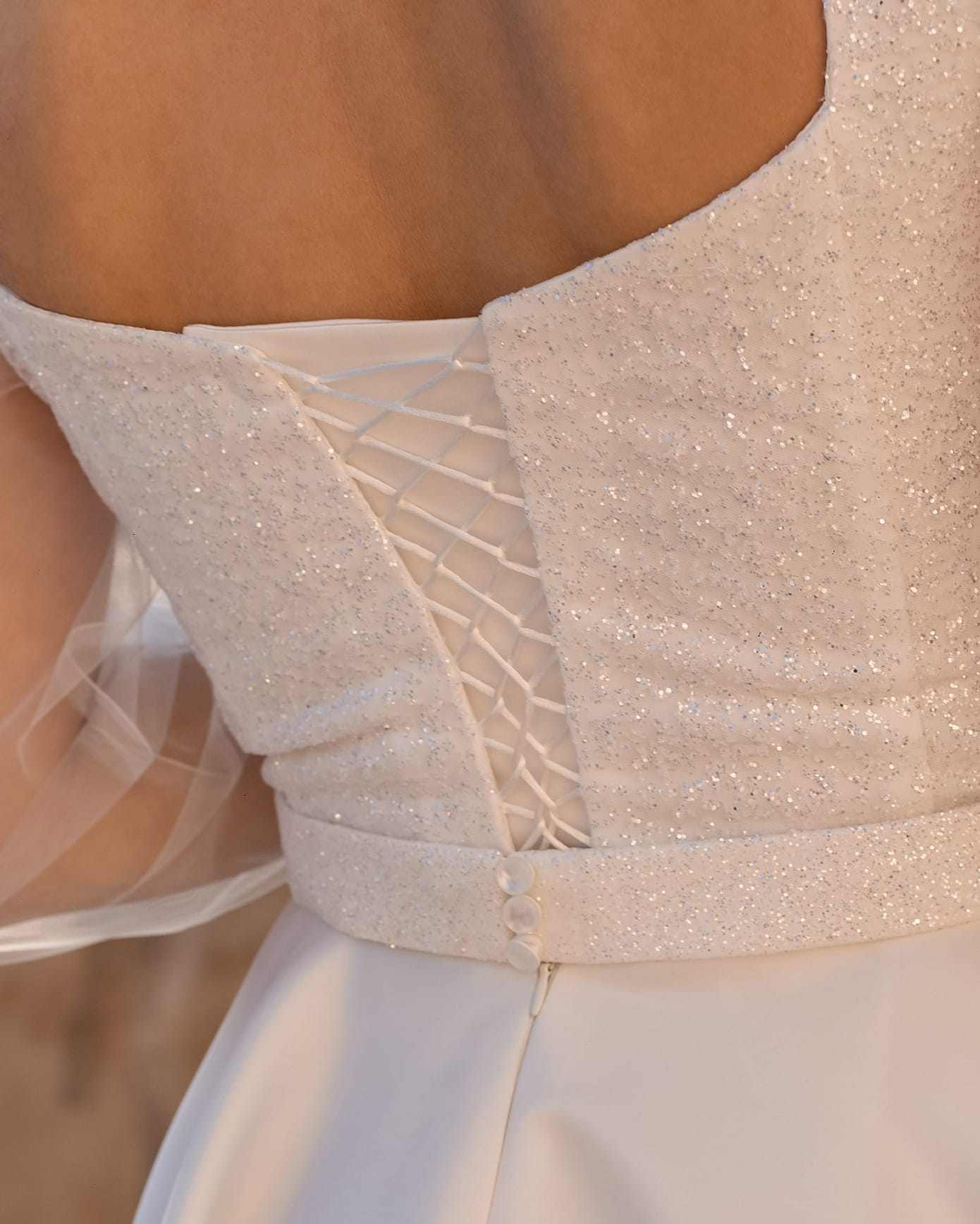 Rochie alba rochie cununie civilă cu șiret ajustabil și textură sclipitoare.