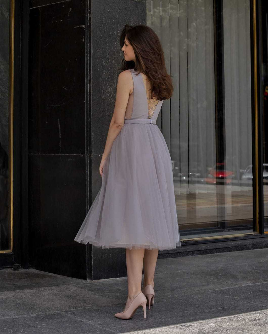 Rochie de ocazie gri, midi, decolteu și șiret la spate, din satin și tull.