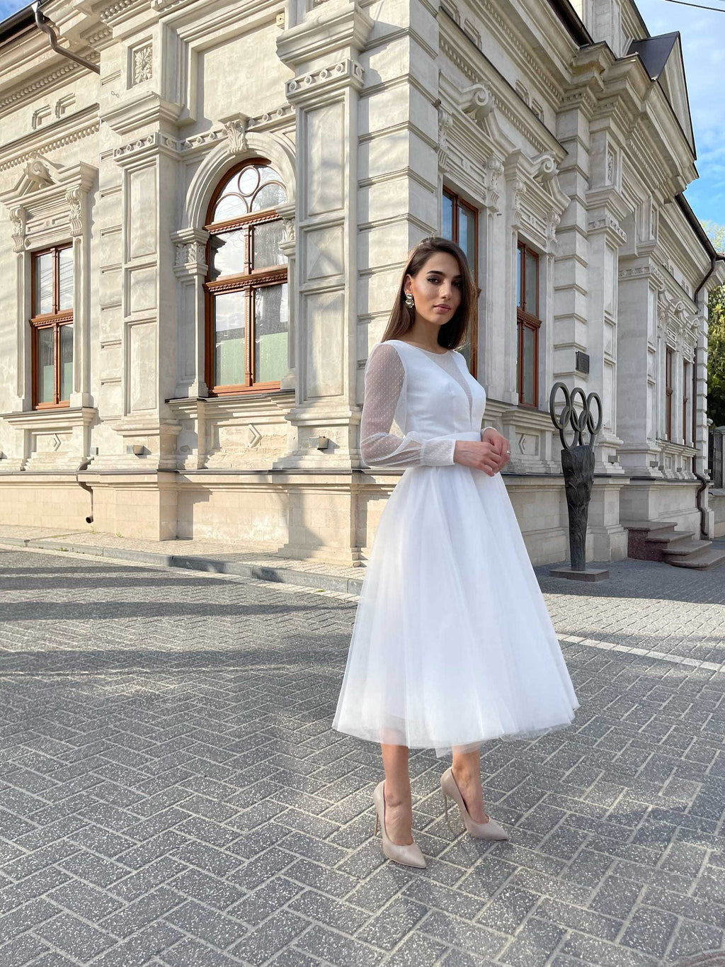 Rochie de mireasa elegantă albă, potrivită pentru cununie sau înscriere civilă, cu decolteu în V și fustă din tull.