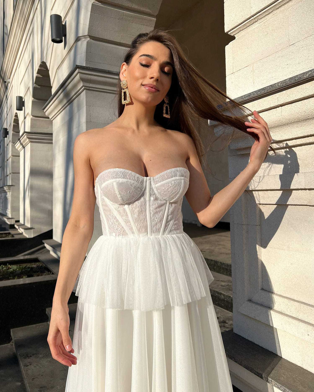 Rochie alba midi cu corset și dantelă, design sofisticat, căptușeală dublă, șiret reglabil, potrivită pentru evenimente speciale.