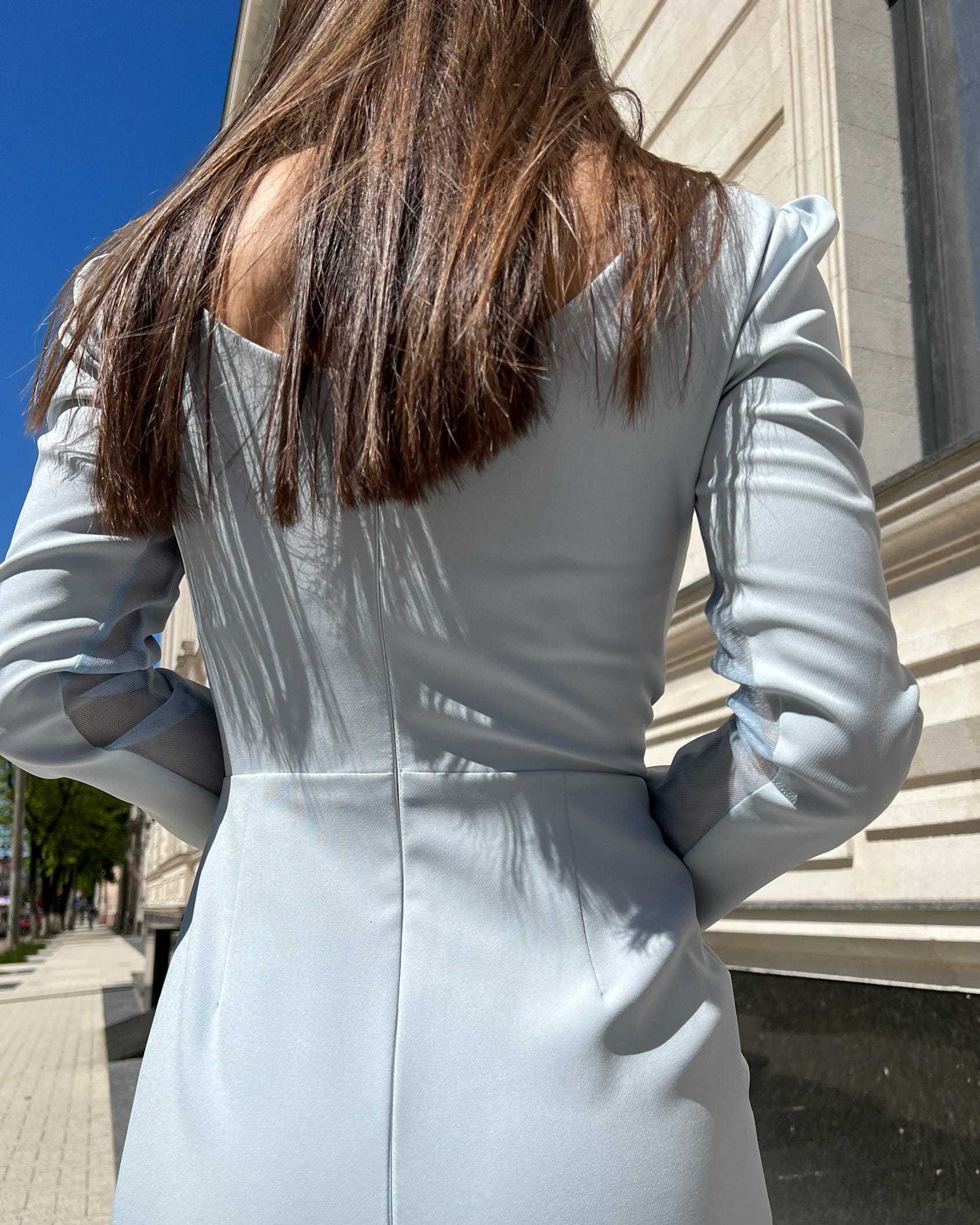 Rochie eleganta albastră cu mâneci lungi, vedere din spate, material de înaltă calitate.