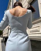 Rochie eleganta albastră cu mâneci lungi și fermoar la spate.