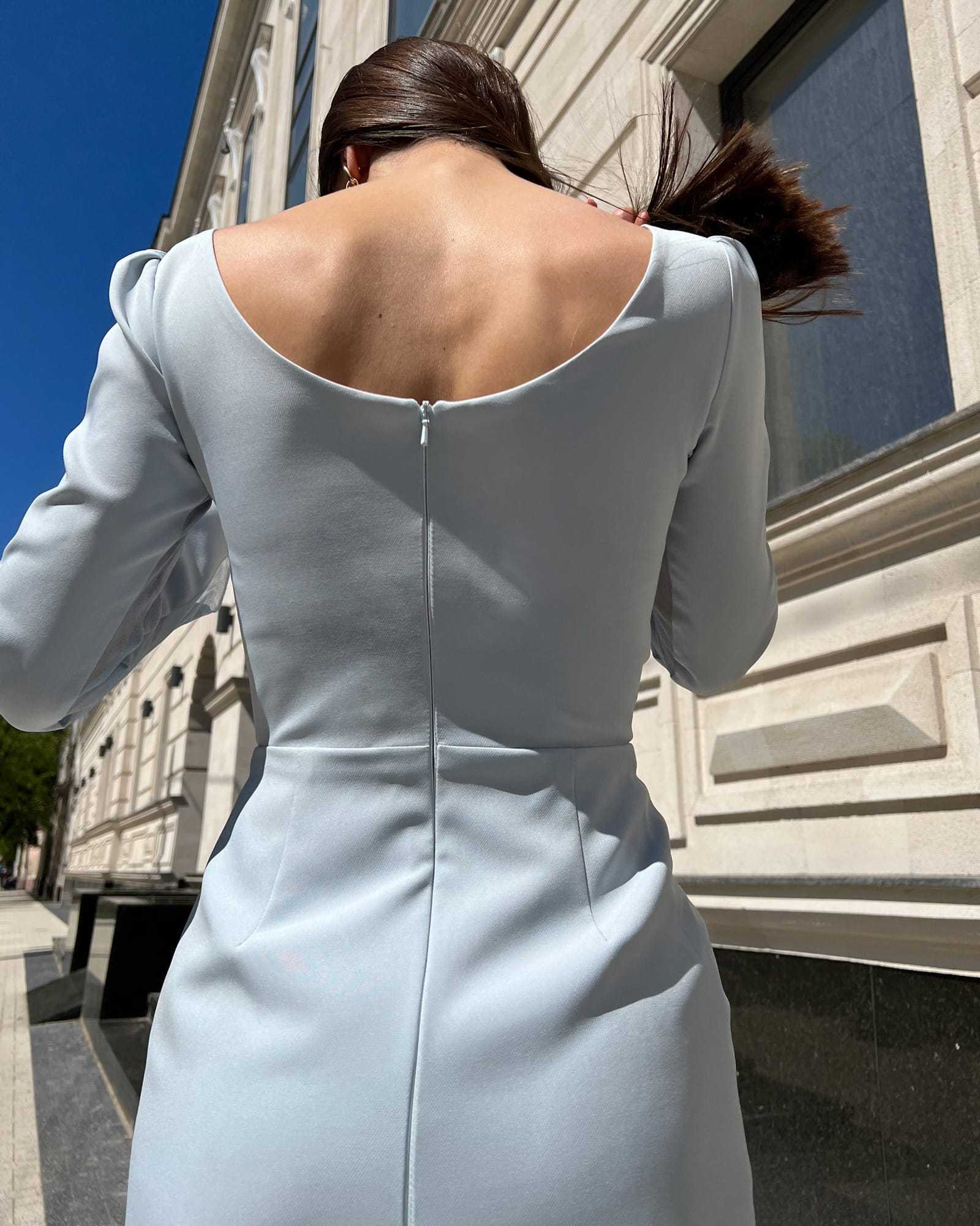 Rochie eleganta albastră cu mâneci lungi și fermoar la spate.