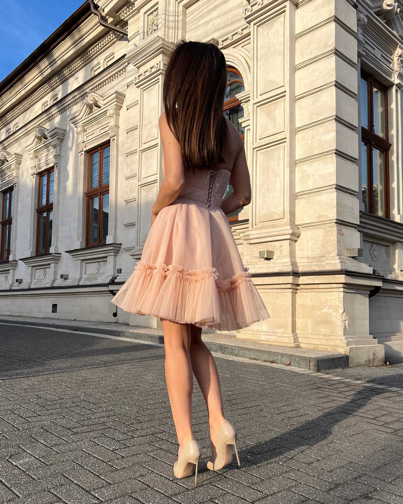 Rochie eleganta roz deschis scurtă cu corset și fustă evazată, ideală pentru ocazii speciale.