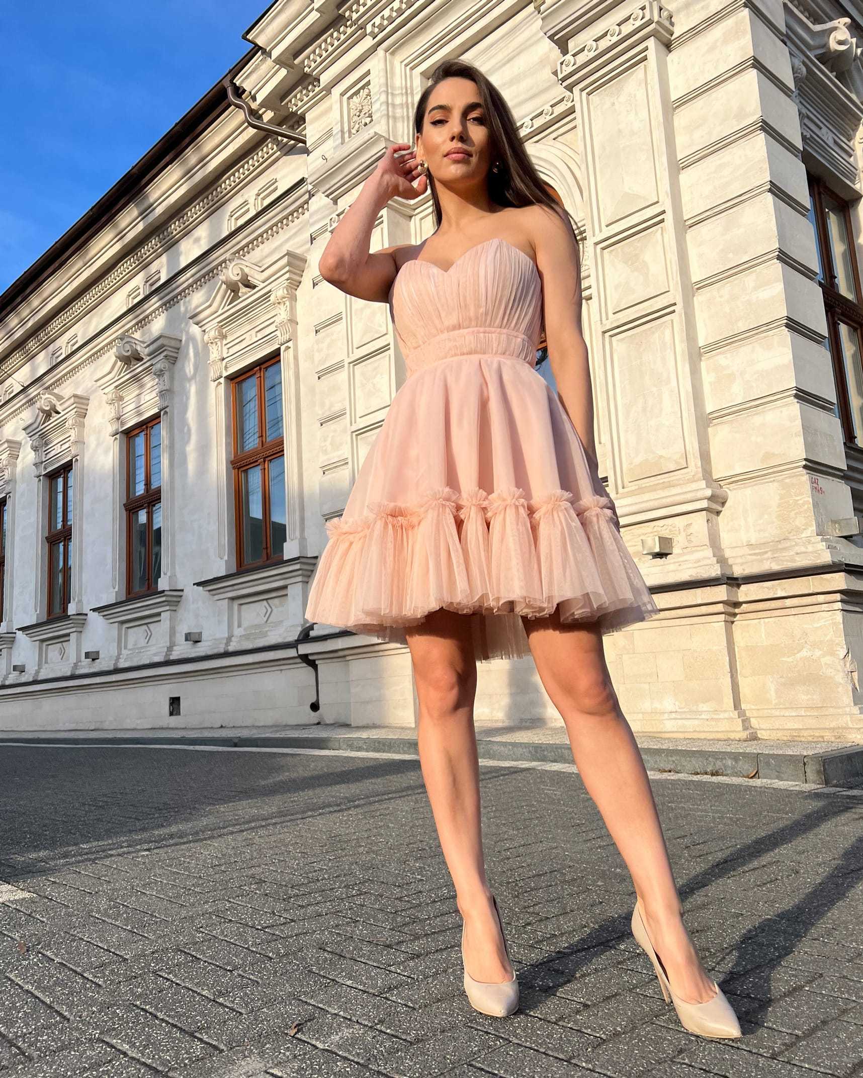 Rochie eleganta roz deschis de ocazie, scurtă cu corset, fustă evazată, și detaliu din catifea.