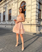 Rochie eleganta roz deschis scurtă cu corset, talie cu bandă de catifea și fustă evazată, ideală pentru ocazii speciale.
