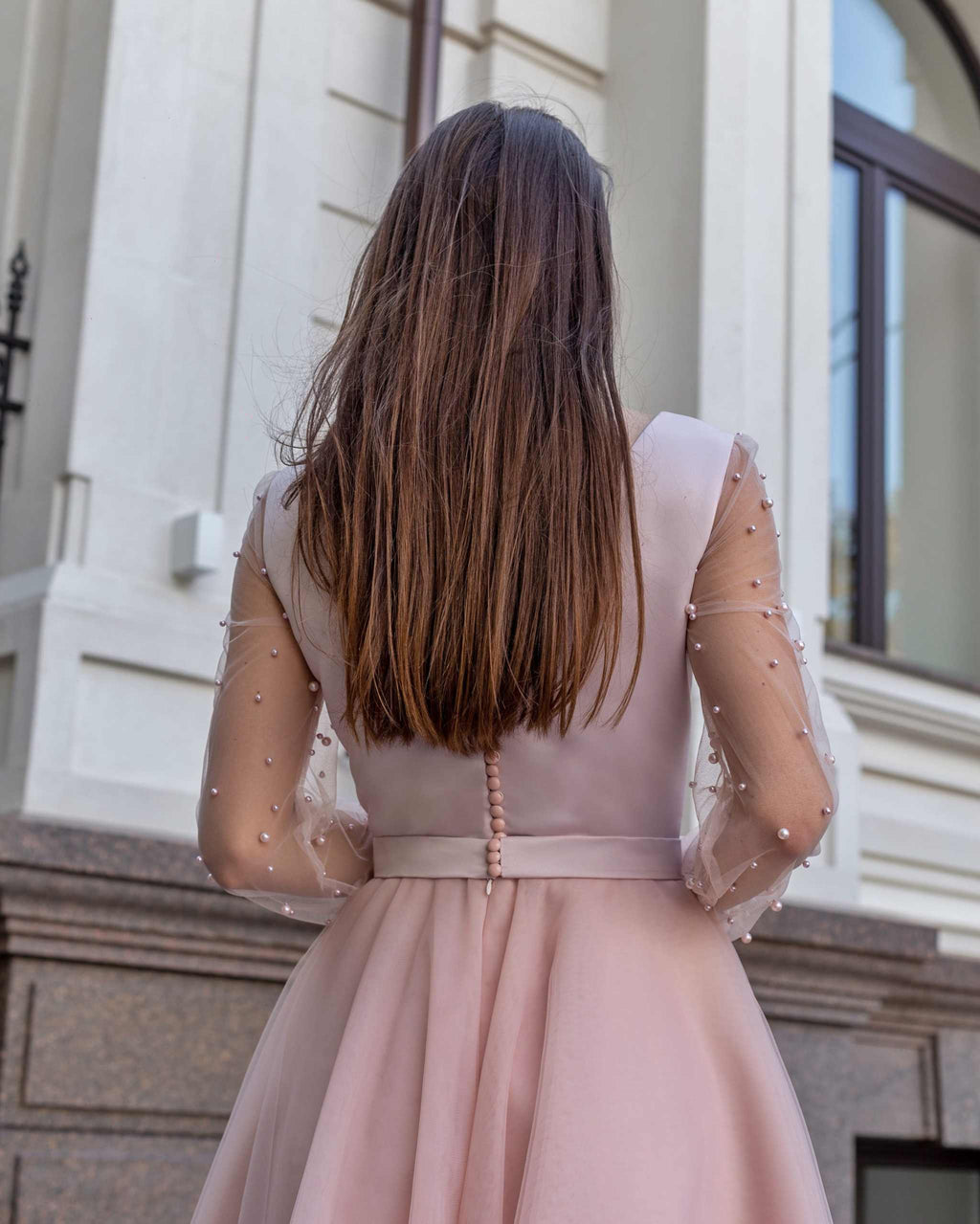 Rochie eleganta de ocazie scurta cu maneci perlate, satin regal, tull si nasturi delicati, vedere din spate.