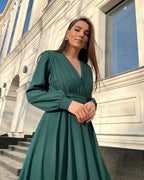 Rochie elegantă de seară lungă din voal verde cu decolteu în V și mâneci lungi.