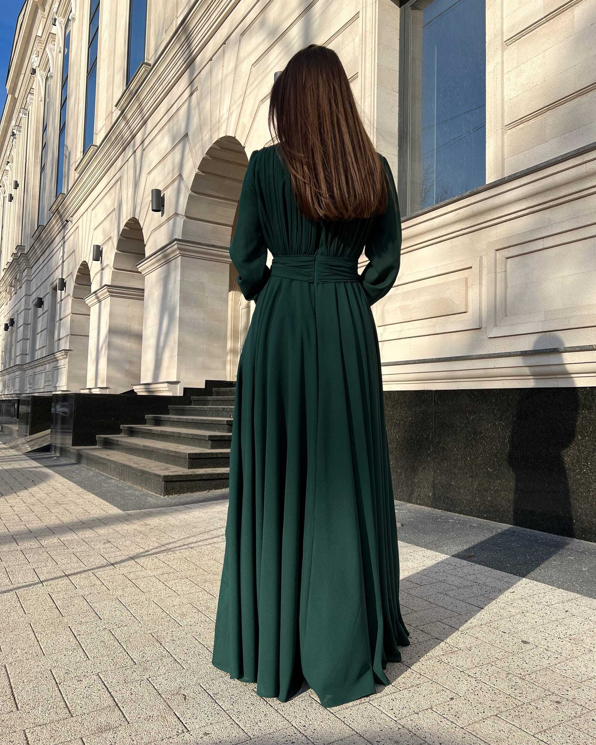 Rochie elegantă de seară lungă din voal verde, cu pliuri și mâneci lungi, perfectă pentru evenimente formale.
