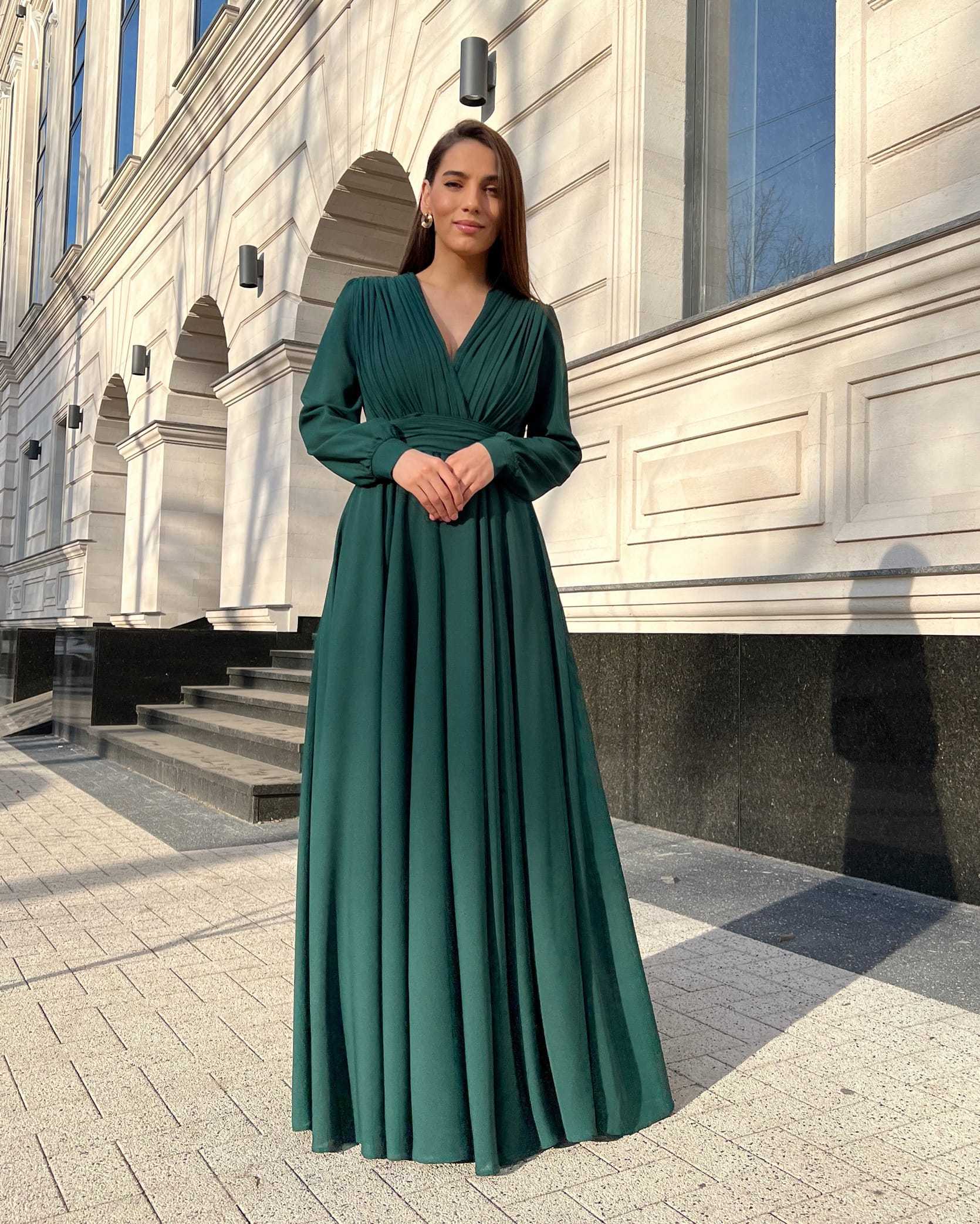 Rochie elegantă de seară lungă din voal verde, cu decolteu în V și mâneci lungi, ideală pentru ocazii speciale.