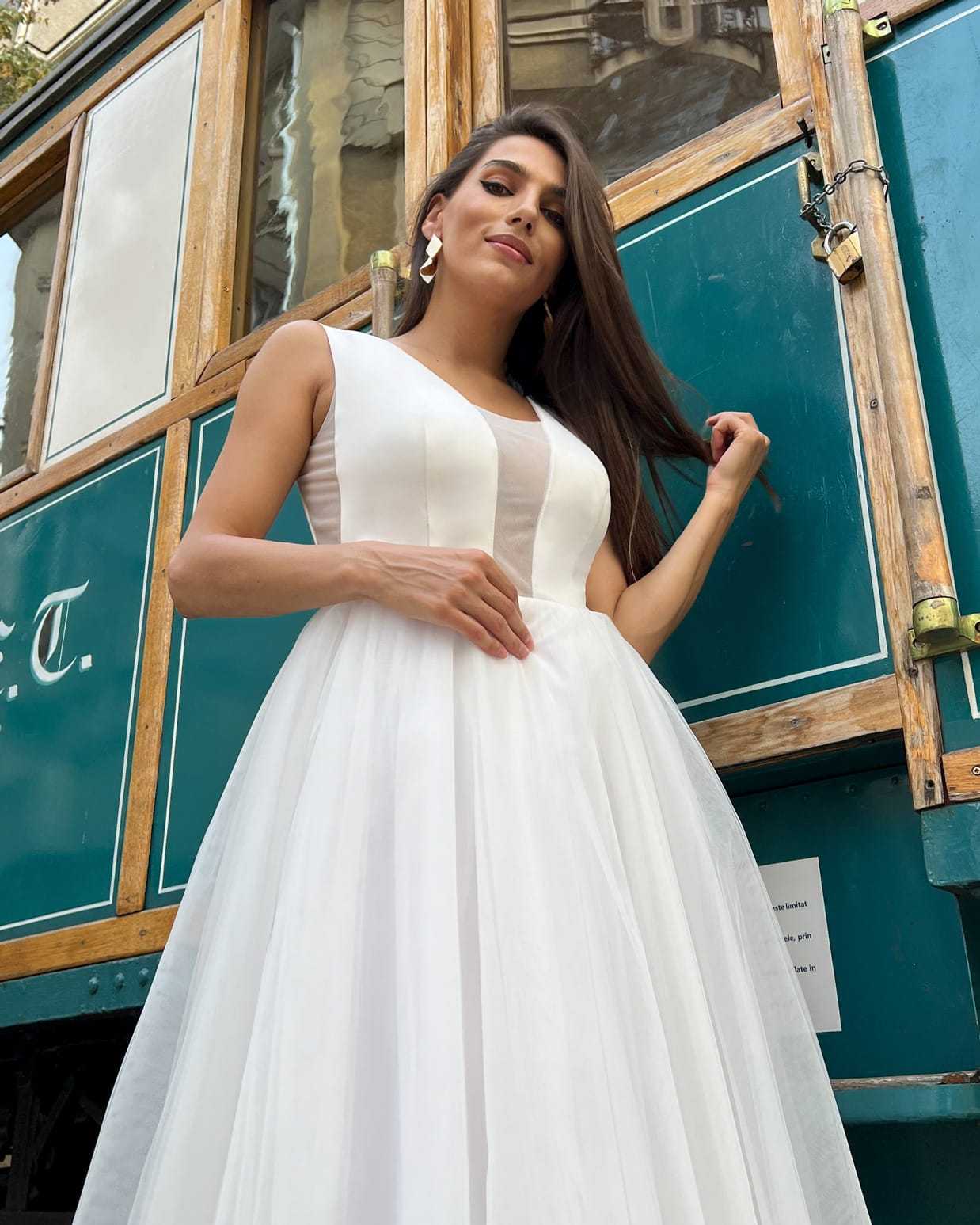 Rochie midi eleganta pentru cununie civilă, fără mâneci, cu decolteu în V și tul alb.