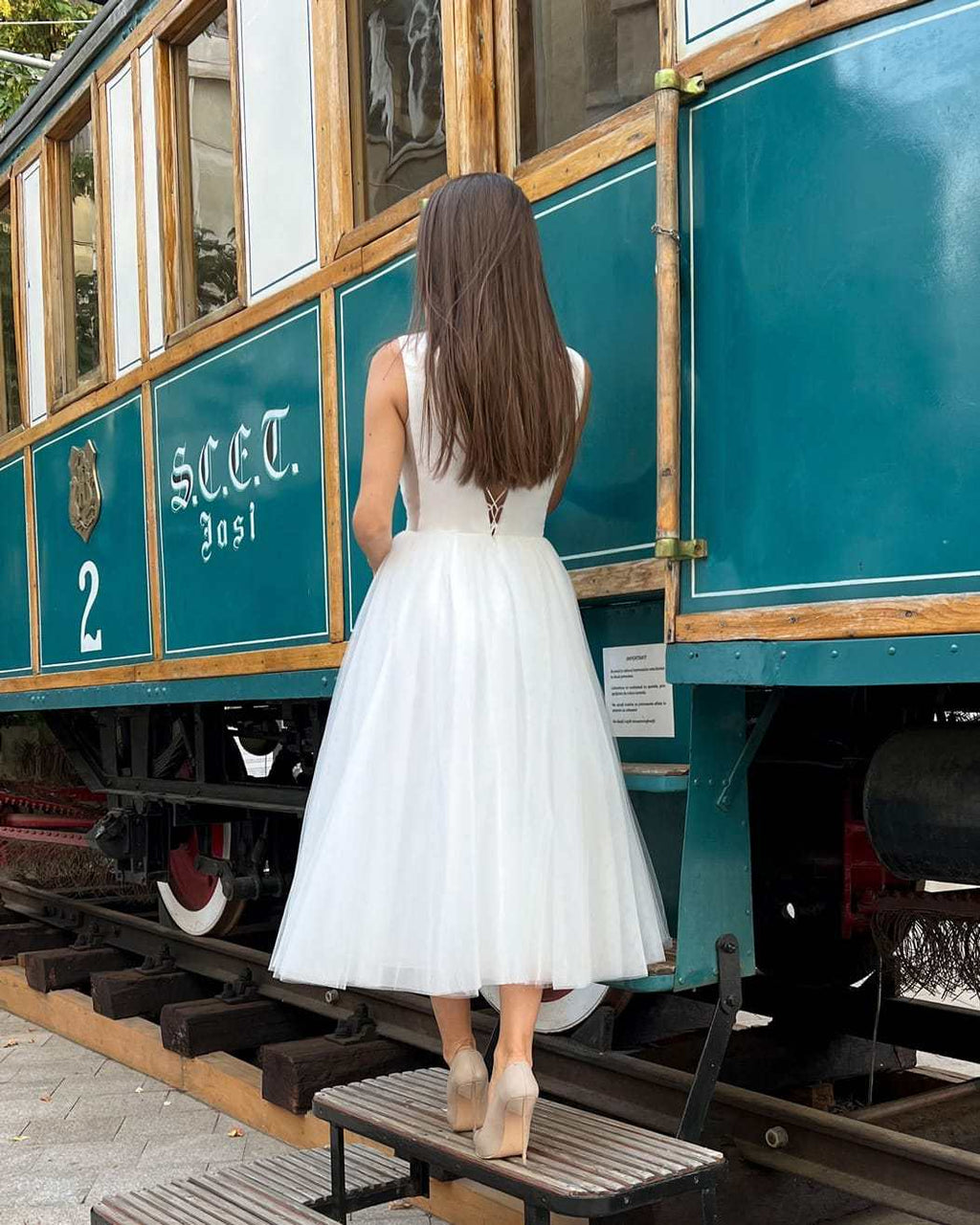 Rochie midi eleganta din tull pentru cununie civilă, fără mâneci, cu decolteu V și șiret ajustabil la spate.