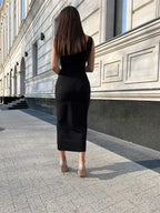 Rochie neagra cocktail fără mâneci cu slit și fermoar la spate, lungime 115 cm.