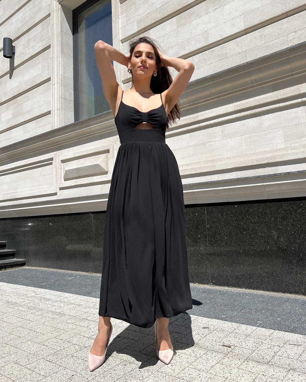 Rochie neagra cu bretele și slit, lungime 110 cm.