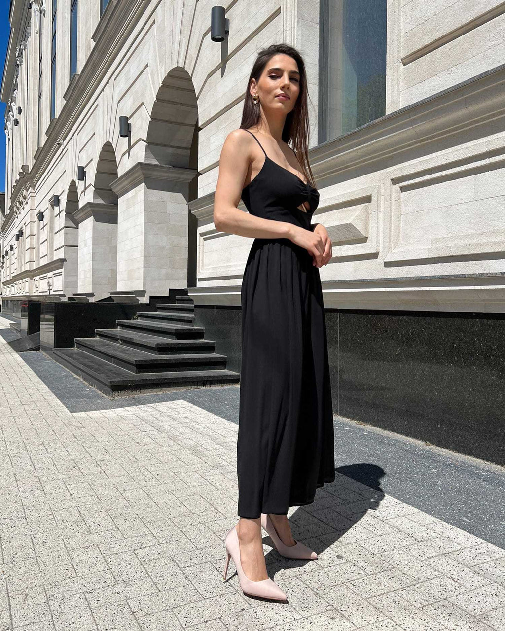 Rochie neagră cu bretele și slit, lungime 110 cm, model purtând mărimea XS.