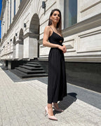 Rochie neagră cu bretele și slit, lungime 110 cm, model purtând mărimea XS.