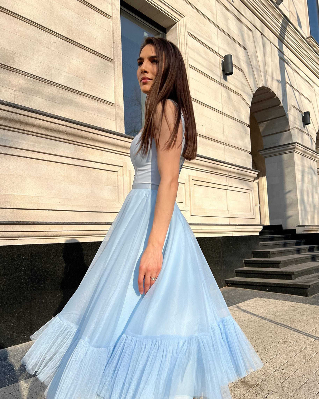 Rochie eleganta petrecere albastră midi evazată din satin regal cu cordon.