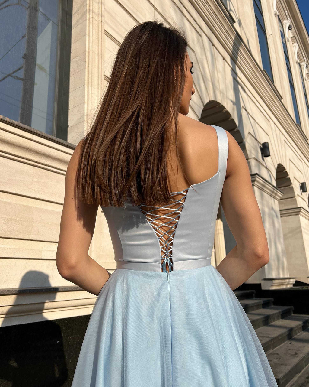 Rochie eleganta petrecere albastră midi evazată din satin regal, cu cordon.